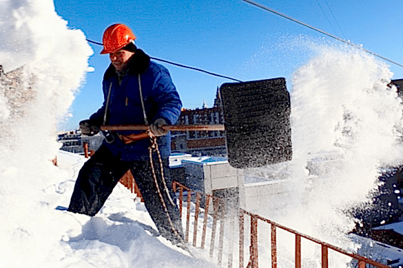 Уборка снега с территории и крыш